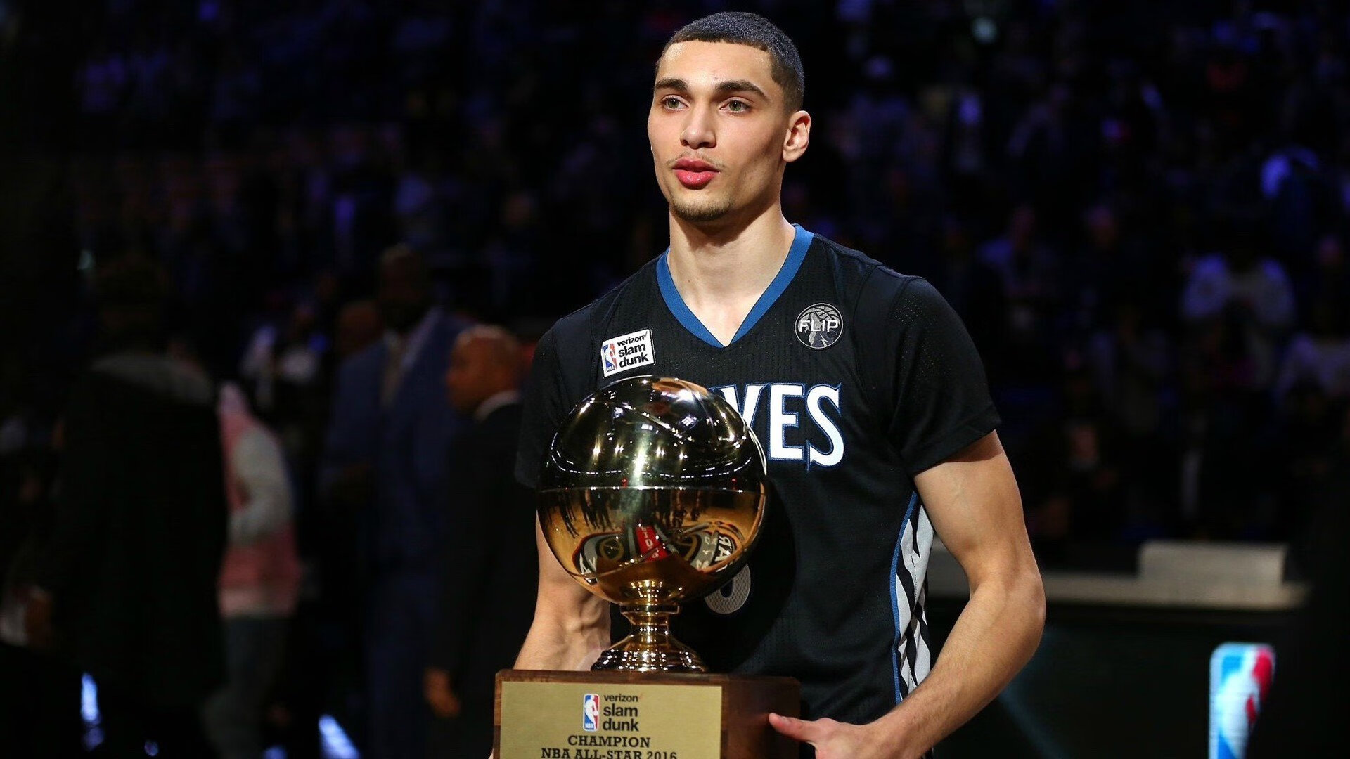 瑞士球员滑跪庆祝时滑出场外，裁判爆笑，瑞士滑雪队